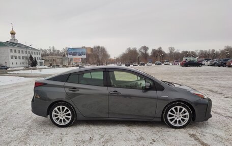 Toyota Prius IV XW50, 2019 год, 1 950 000 рублей, 6 фотография