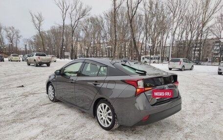 Toyota Prius IV XW50, 2019 год, 1 950 000 рублей, 3 фотография