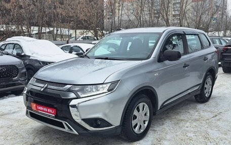 Mitsubishi Outlander III рестайлинг 3, 2018 год, 1 983 000 рублей, 1 фотография