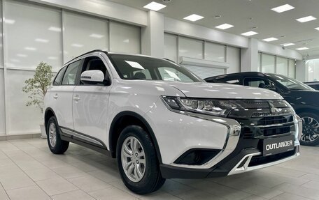 Mitsubishi Outlander III рестайлинг 3, 2022 год, 4 200 000 рублей, 3 фотография