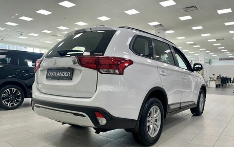 Mitsubishi Outlander III рестайлинг 3, 2022 год, 4 200 000 рублей, 5 фотография