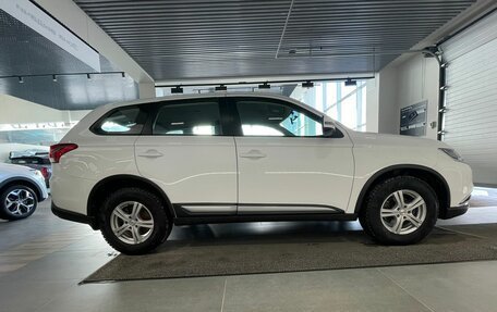 Mitsubishi Outlander III рестайлинг 3, 2016 год, 2 299 000 рублей, 8 фотография