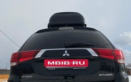 Mitsubishi Outlander III рестайлинг 3, 2017 год, 2 800 000 рублей, 11 фотография