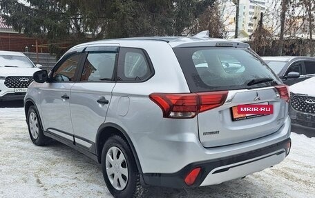 Mitsubishi Outlander III рестайлинг 3, 2018 год, 1 983 000 рублей, 3 фотография