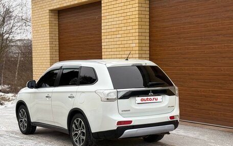 Mitsubishi Outlander III рестайлинг 3, 2014 год, 1 700 000 рублей, 6 фотография