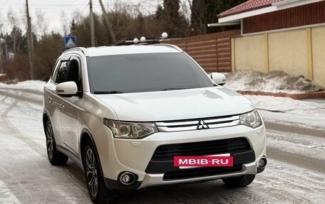 Mitsubishi Outlander III рестайлинг 3, 2014 год, 1 700 000 рублей, 3 фотография