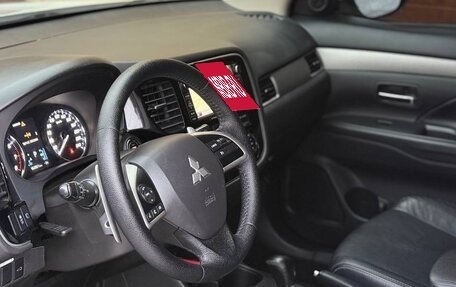 Mitsubishi Outlander III рестайлинг 3, 2014 год, 1 700 000 рублей, 13 фотография