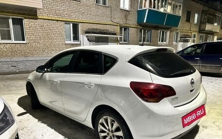 Opel Astra J, 2011 год, 740 000 рублей, 2 фотография