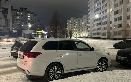 Mitsubishi Outlander III рестайлинг 3, 2022 год, 2 630 000 рублей, 3 фотография