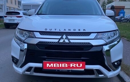 Mitsubishi Outlander III рестайлинг 3, 2022 год, 2 630 000 рублей, 5 фотография