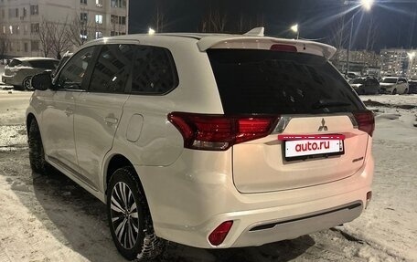 Mitsubishi Outlander III рестайлинг 3, 2022 год, 2 630 000 рублей, 2 фотография