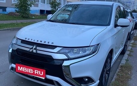 Mitsubishi Outlander III рестайлинг 3, 2022 год, 2 630 000 рублей, 6 фотография