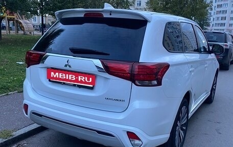 Mitsubishi Outlander III рестайлинг 3, 2022 год, 2 630 000 рублей, 7 фотография