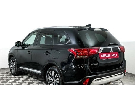 Mitsubishi Outlander III рестайлинг 3, 2020 год, 2 665 000 рублей, 7 фотография