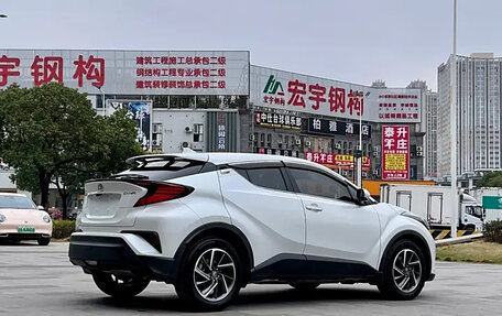 Toyota C-HR I рестайлинг, 2022 год, 2 000 070 рублей, 4 фотография