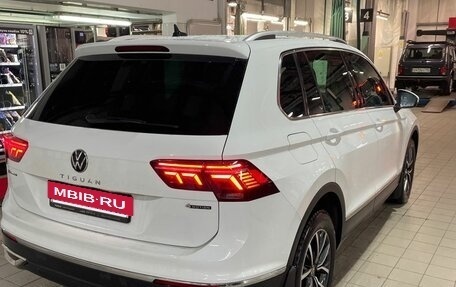 Volkswagen Tiguan II, 2021 год, 3 497 000 рублей, 2 фотография