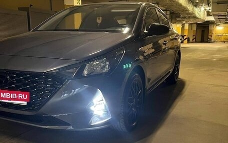 Hyundai Solaris II рестайлинг, 2021 год, 1 880 000 рублей, 2 фотография