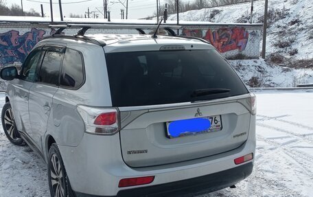 Mitsubishi Outlander III рестайлинг 3, 2014 год, 1 680 000 рублей, 8 фотография