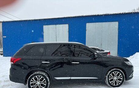 Mitsubishi Outlander III рестайлинг 3, 2018 год, 2 650 000 рублей, 9 фотография