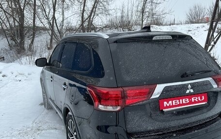 Mitsubishi Outlander III рестайлинг 3, 2018 год, 2 650 000 рублей, 7 фотография