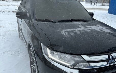 Mitsubishi Outlander III рестайлинг 3, 2018 год, 2 650 000 рублей, 3 фотография