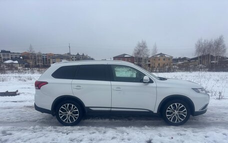 Mitsubishi Outlander III рестайлинг 3, 2017 год, 2 200 000 рублей, 6 фотография