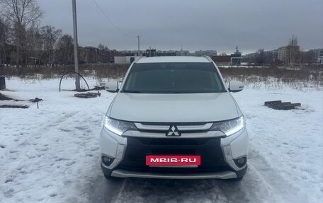 Mitsubishi Outlander III рестайлинг 3, 2017 год, 2 200 000 рублей, 3 фотография