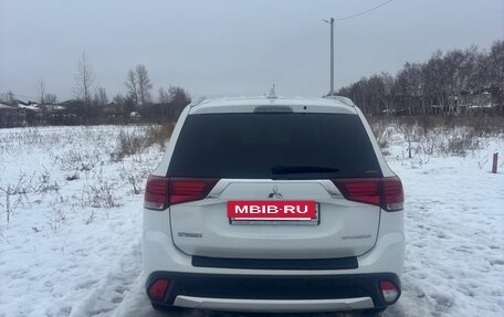 Mitsubishi Outlander III рестайлинг 3, 2017 год, 2 200 000 рублей, 5 фотография