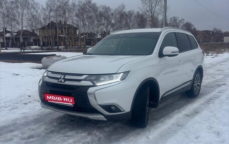 Mitsubishi Outlander III рестайлинг 3, 2017 год, 2 200 000 рублей, 2 фотография