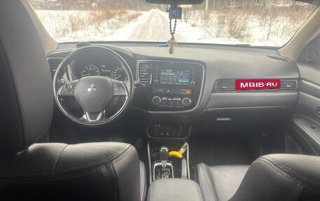 Mitsubishi Outlander III рестайлинг 3, 2017 год, 2 200 000 рублей, 11 фотография