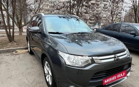 Mitsubishi Outlander III рестайлинг 3, 2014 год, 2 050 000 рублей, 2 фотография