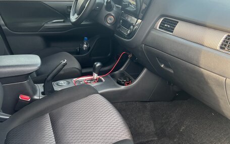 Mitsubishi Outlander III рестайлинг 3, 2014 год, 1 990 000 рублей, 12 фотография