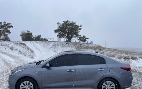 KIA Rio IV, 2018 год, 1 620 000 рублей, 2 фотография