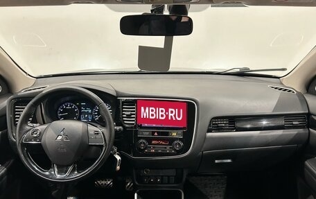 Mitsubishi Outlander III рестайлинг 3, 2018 год, 2 199 000 рублей, 15 фотография