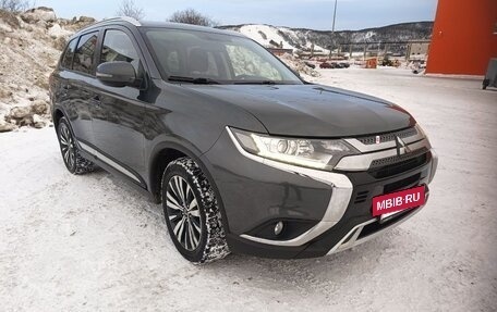 Mitsubishi Outlander III рестайлинг 3, 2020 год, 2 300 000 рублей, 2 фотография