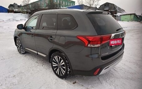 Mitsubishi Outlander III рестайлинг 3, 2020 год, 2 300 000 рублей, 4 фотография