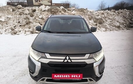 Mitsubishi Outlander III рестайлинг 3, 2020 год, 2 300 000 рублей, 3 фотография