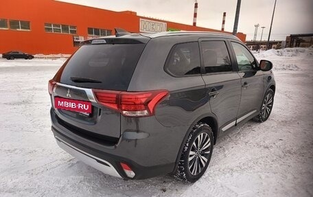 Mitsubishi Outlander III рестайлинг 3, 2020 год, 2 300 000 рублей, 5 фотография