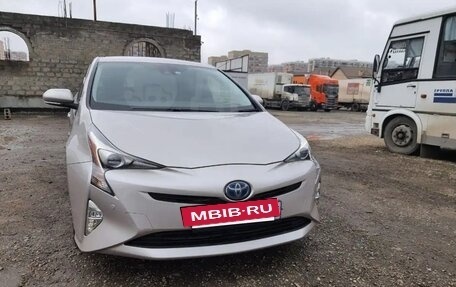 Toyota Prius IV XW50, 2016 год, 1 910 000 рублей, 3 фотография