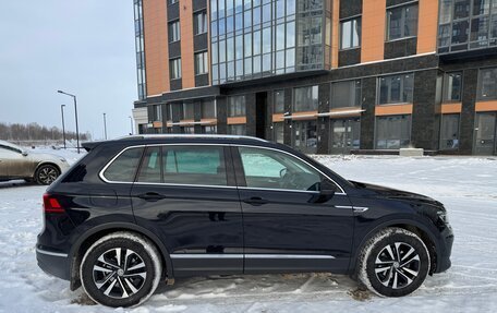 Volkswagen Tiguan II, 2019 год, 2 600 000 рублей, 2 фотография