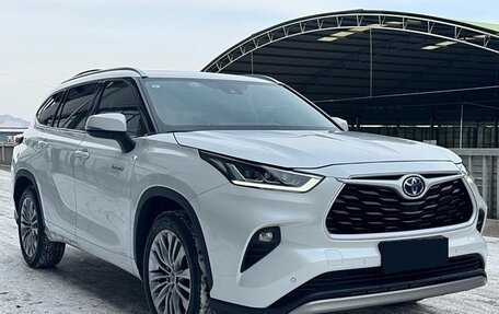 Toyota Highlander, 2022 год, 5 000 000 рублей, 3 фотография