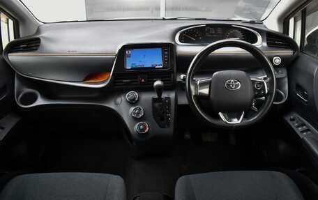 Toyota Sienta II, 2017 год, 1 680 000 рублей, 6 фотография