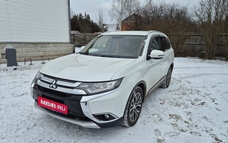 Mitsubishi Outlander III рестайлинг 3, 2015 год, 1 950 000 рублей, 2 фотография