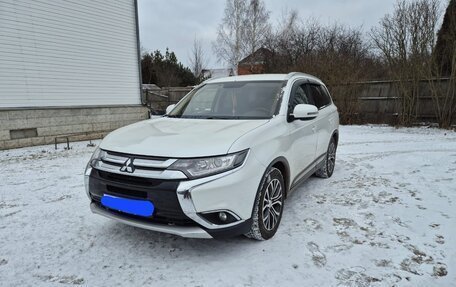 Mitsubishi Outlander III рестайлинг 3, 2015 год, 1 950 000 рублей, 4 фотография