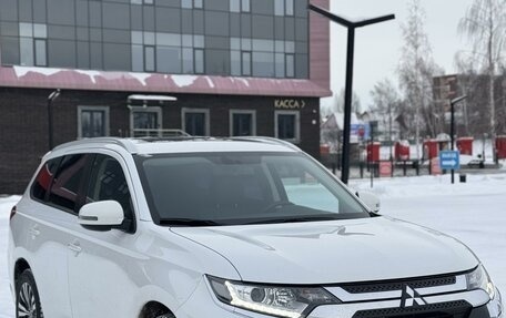 Mitsubishi Outlander III рестайлинг 3, 2022 год, 2 990 000 рублей, 3 фотография