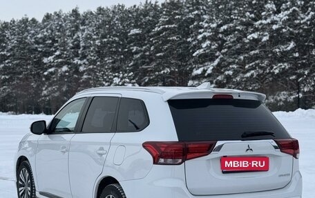 Mitsubishi Outlander III рестайлинг 3, 2022 год, 2 990 000 рублей, 7 фотография