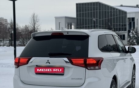 Mitsubishi Outlander III рестайлинг 3, 2022 год, 2 990 000 рублей, 10 фотография