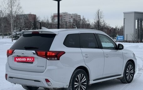 Mitsubishi Outlander III рестайлинг 3, 2022 год, 2 990 000 рублей, 11 фотография