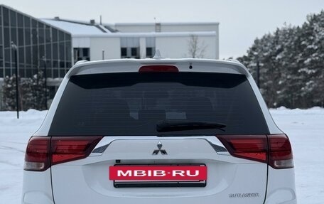 Mitsubishi Outlander III рестайлинг 3, 2022 год, 2 990 000 рублей, 8 фотография