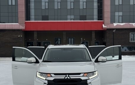 Mitsubishi Outlander III рестайлинг 3, 2022 год, 2 990 000 рублей, 24 фотография